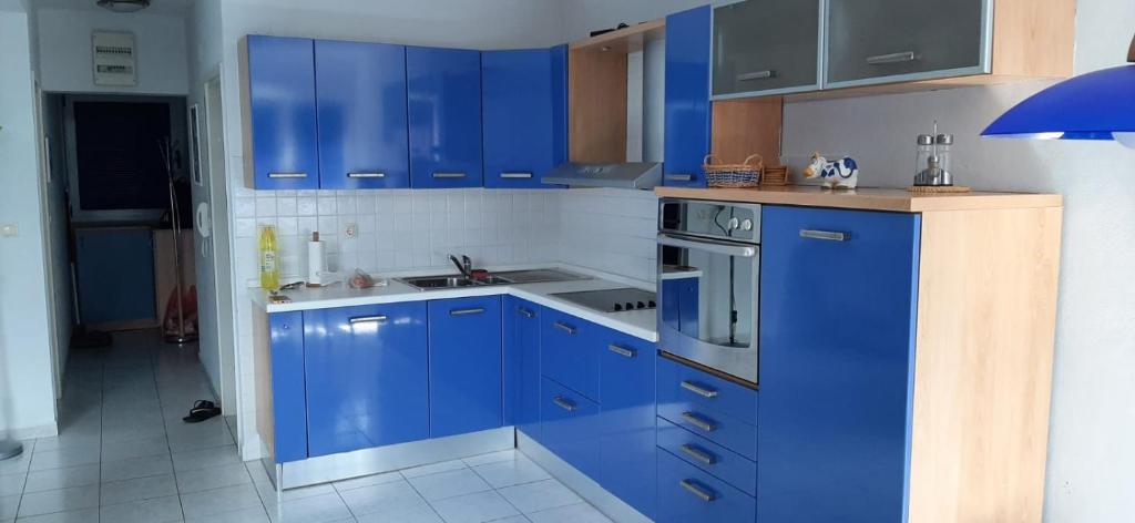 una cucina blu con lavandino e piano cottura di Pepermint a Baška Voda