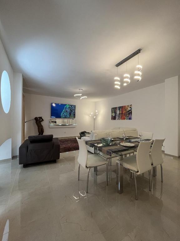 jadalnia ze stołem, krzesłami i kanapą w obiekcie Residence Belvedere Trieste w Trieście