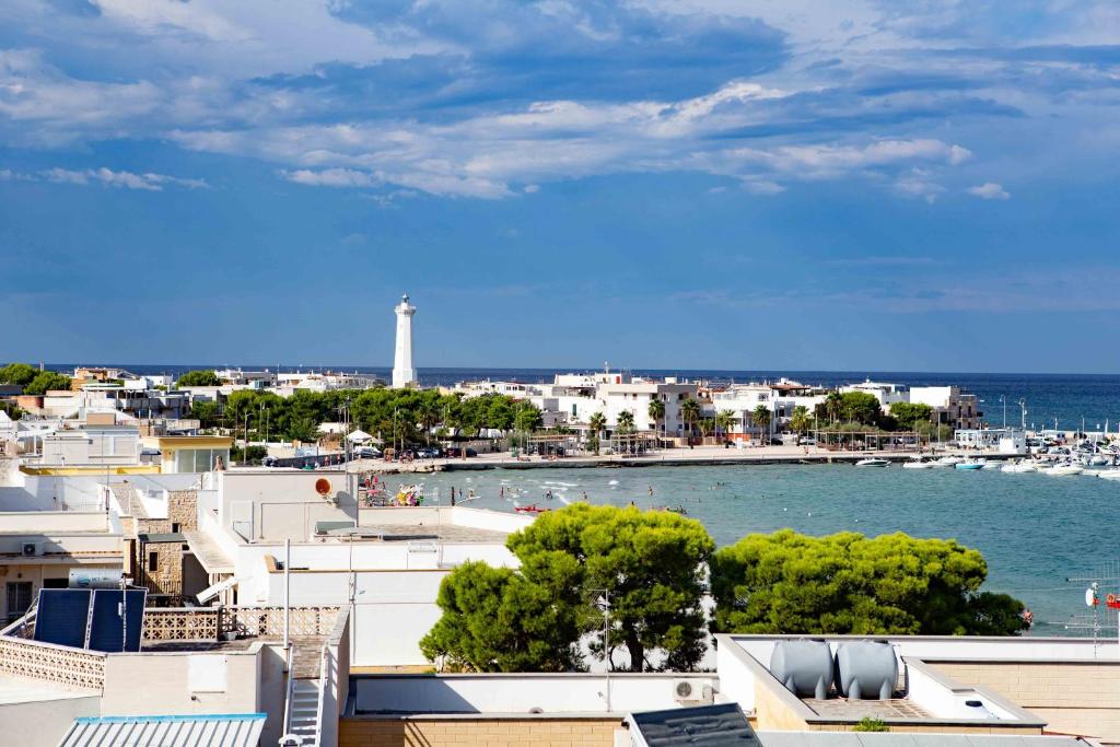 vista su un porto con faro di Eden Beach Club a Torre Canne