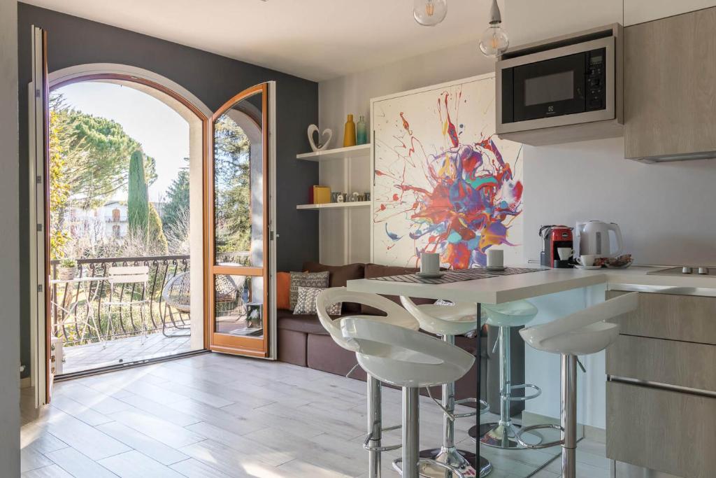 eine Küche mit einer Theke und einem Tisch mit Stühlen in der Unterkunft Casa Francesca in Peschiera del Garda