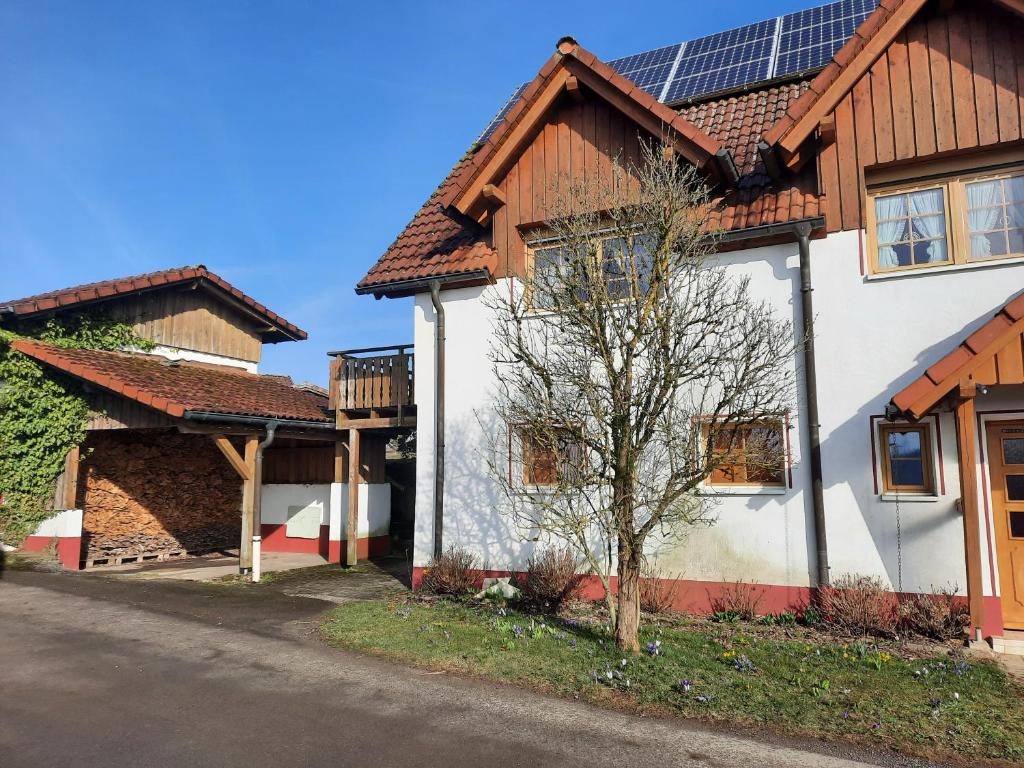 una casa con paneles solares en el techo en Dörflich en Meinerzhagen