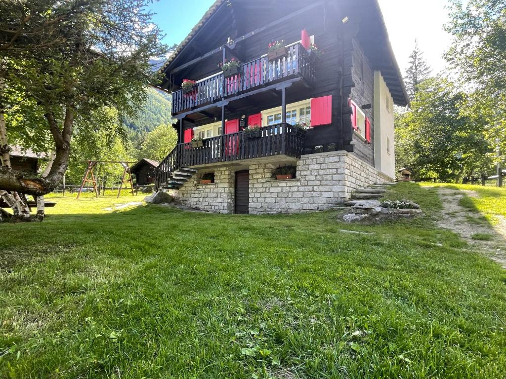 A garden outside Chalet La Balma