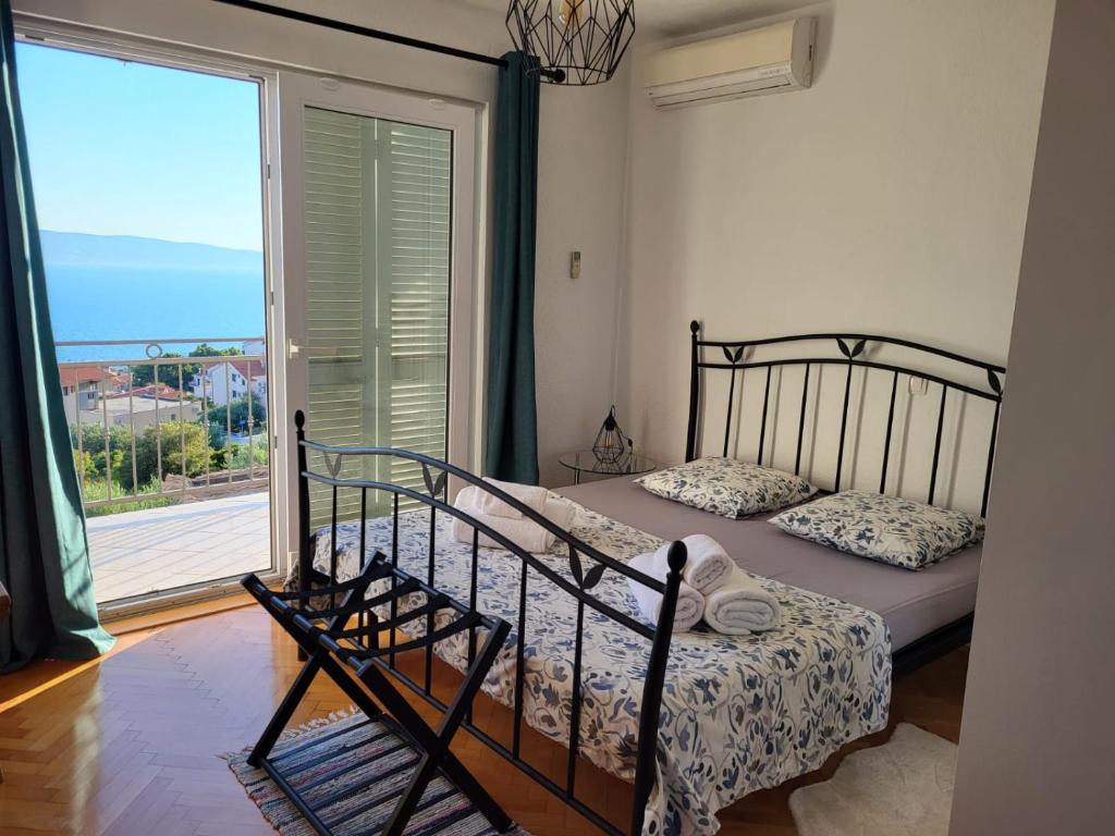 um quarto com uma cama e uma grande janela em Villa Belle Vue em Celina