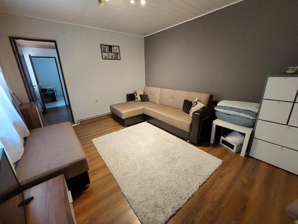 Posezení v ubytování Cozy, quiet & family friendly in Arad