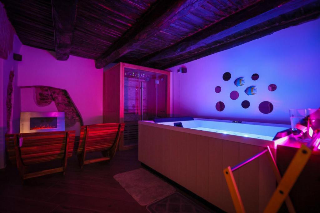 Camera con vasca e illuminazione viola di PETRAMARE Charming House a Salerno