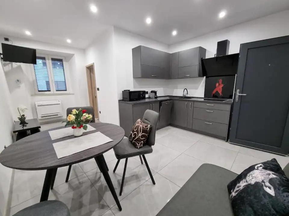 Kuchyňa alebo kuchynka v ubytovaní Apartman Julija 2