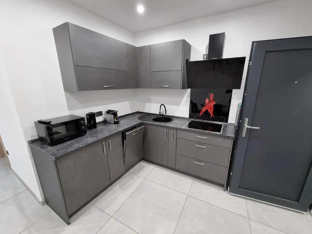 Kuchyňa alebo kuchynka v ubytovaní Apartman Julija 2