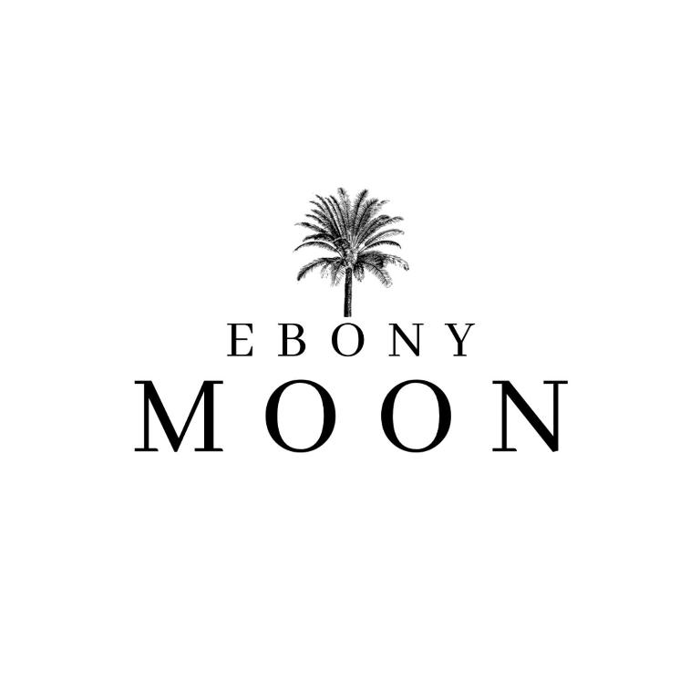 una palma su uno sfondo bianco con le parole prese in prestito da mamma di Ebony Moon a Mthatha