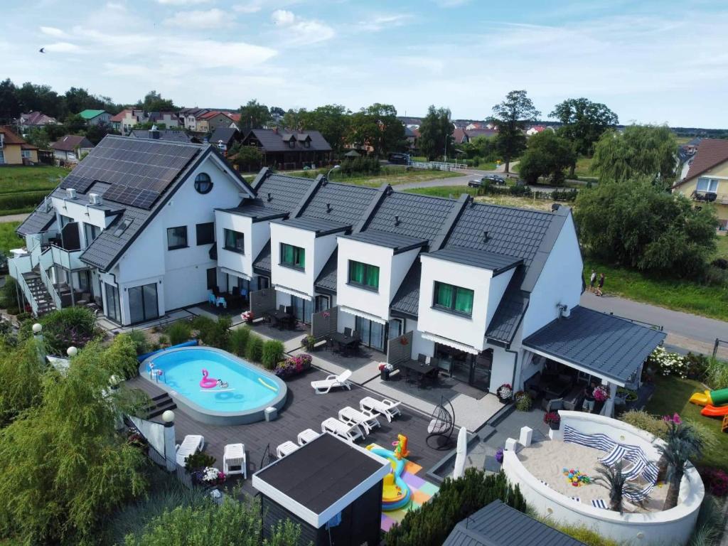 an aerial view of a house with a swimming pool at Apartamenty Polanki 2 in Łeba
