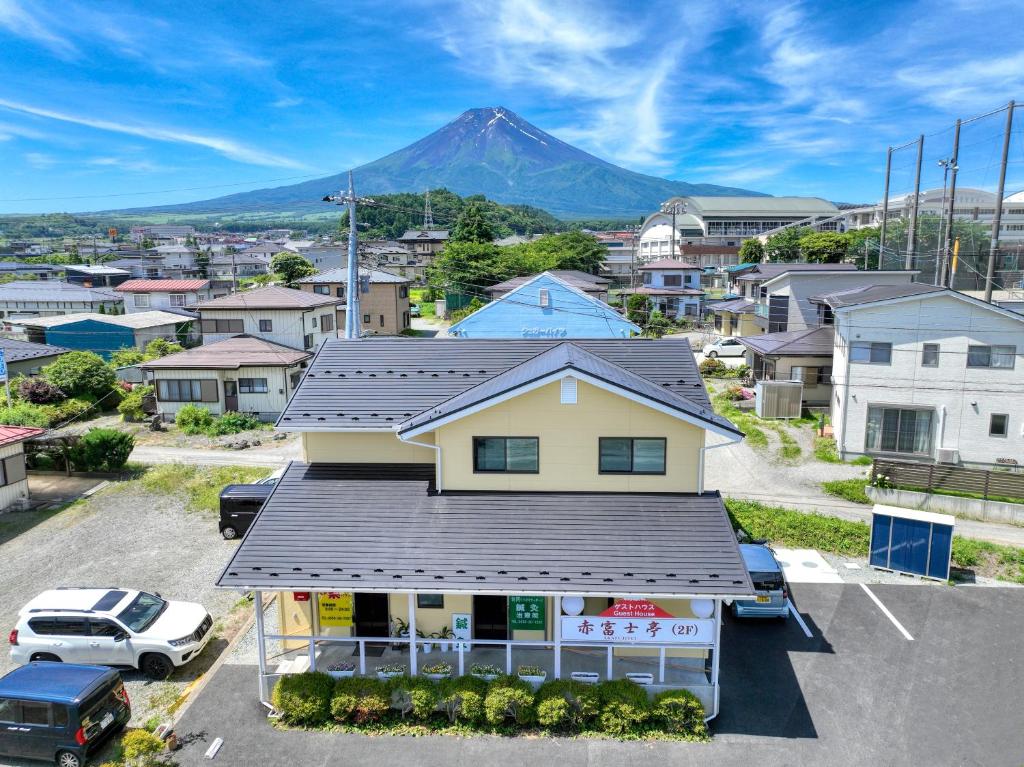 富士吉田市にある赤富士亭の山を背景にした家