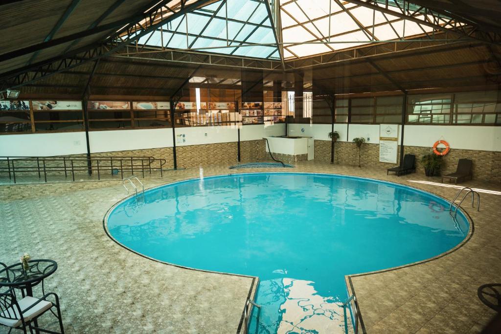 - une grande piscine dans un grand bâtiment dans l'établissement Hotel & Spa Las Taguas, à Arica