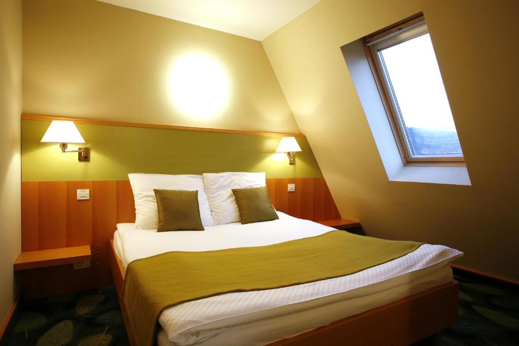 Postel nebo postele na pokoji v ubytování Hotel Kristal - Terme Krka