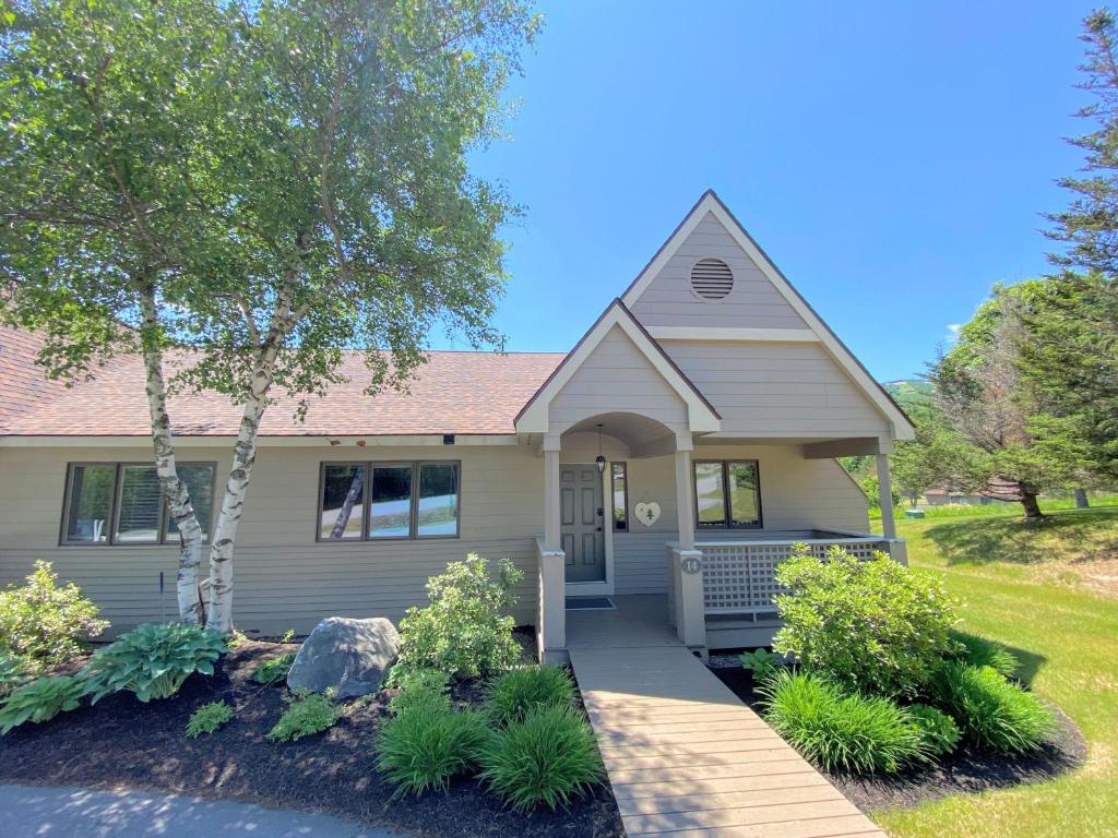 F14 Bretton Woods Condo along golf course, short walk from Omni Mount