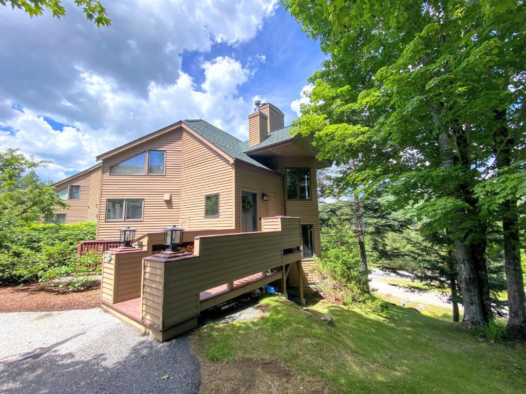 CarrollにあるC12 Homey Bretton Woods slopeside townhome for your family getaway to the White Mountainsの家 横にデッキ付