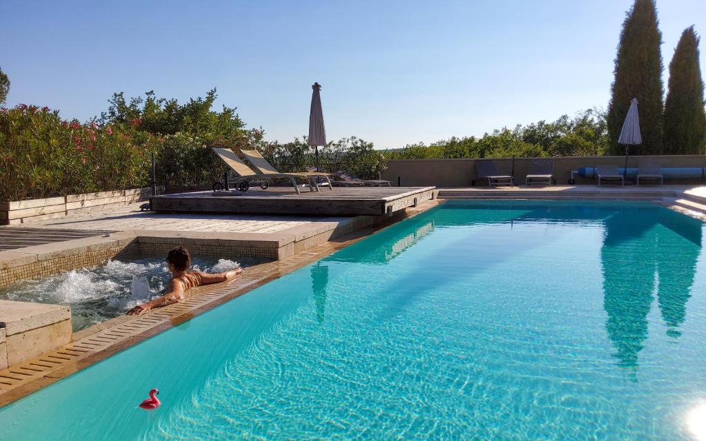 The swimming pool at or close to Les Carriers "maison d'hôtes"