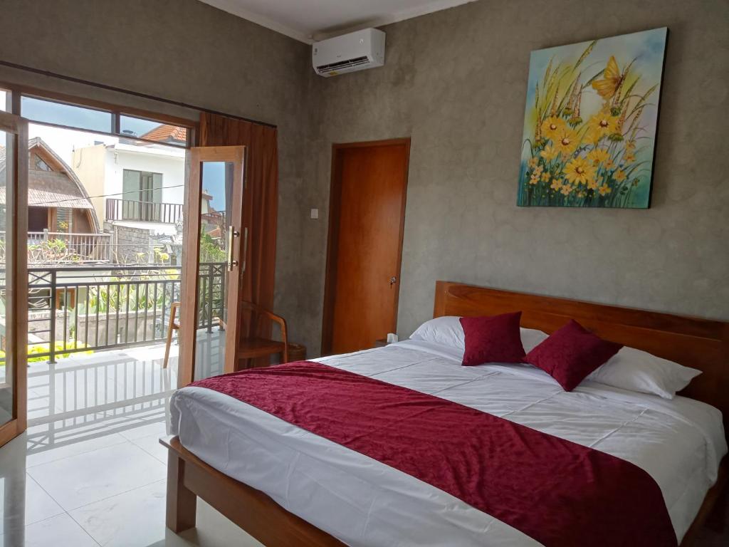 een slaapkamer met een bed met rode lakens en een raam bij Araya villa saba in Saba