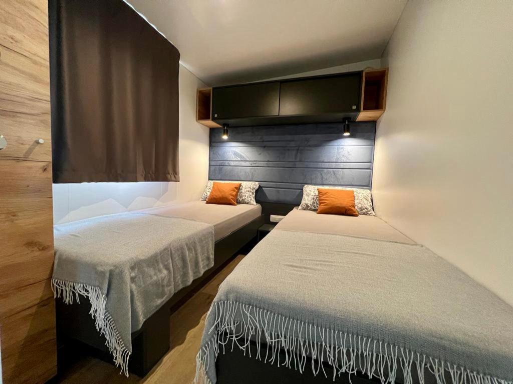 um quarto com duas camas num quarto em Villa Family Grand de Luxe Mobilhome em Selce