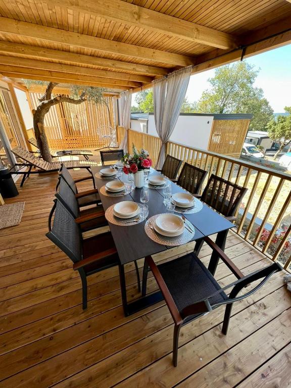 Balkón alebo terasa v ubytovaní Villa Family Grand de Luxe Mobilhome
