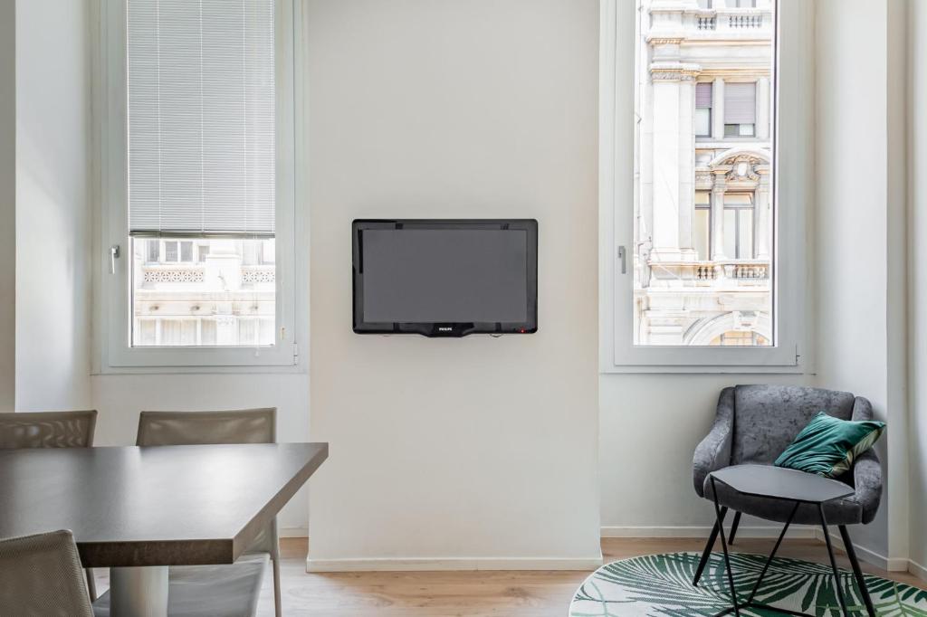 Telewizja i/lub zestaw kina domowego w obiekcie Amazing flat in Duomo by Easylife