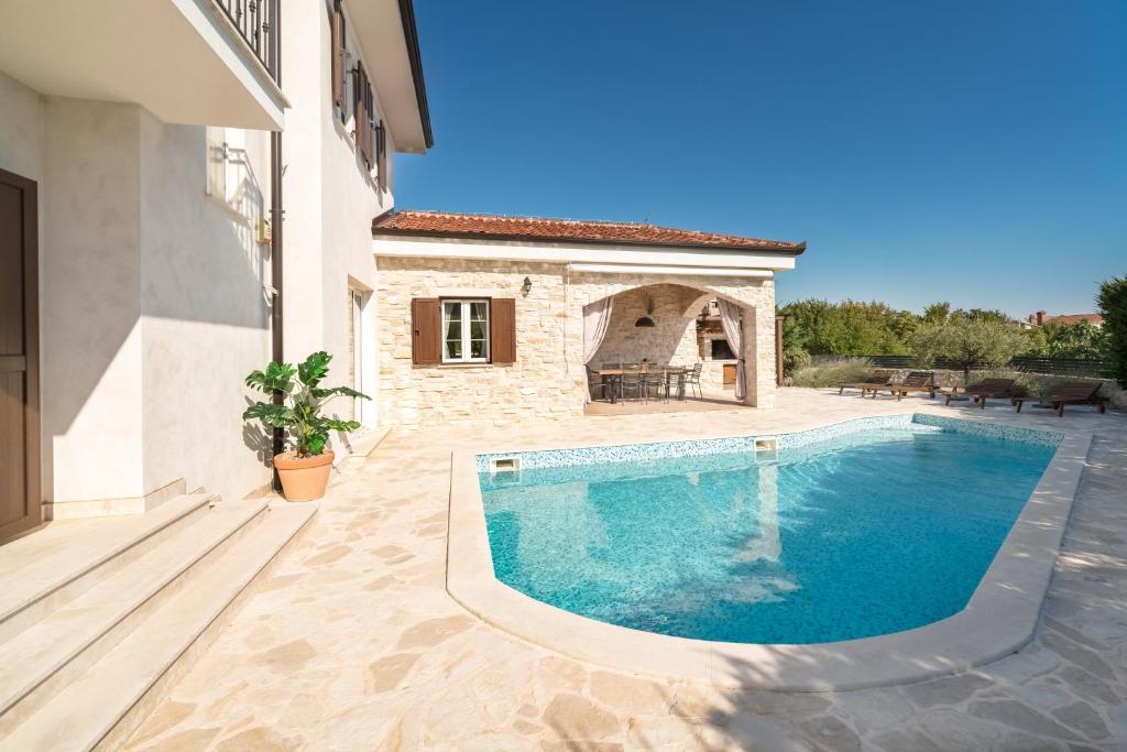 Bazén v ubytování Villa Kala-luxury villa, heated pool in a quiet area - by TRAVELER tourist agency Krk nebo v jeho okolí