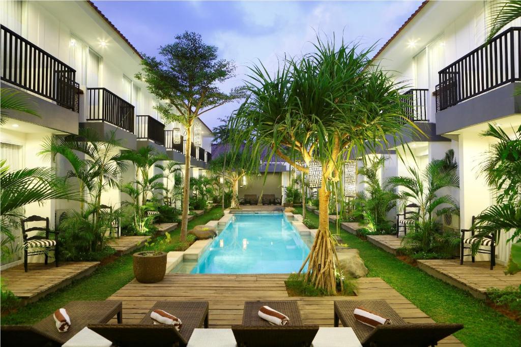 un patio con piscina en un hotel en 7 Bidadari Hotel Seminyak, en Seminyak