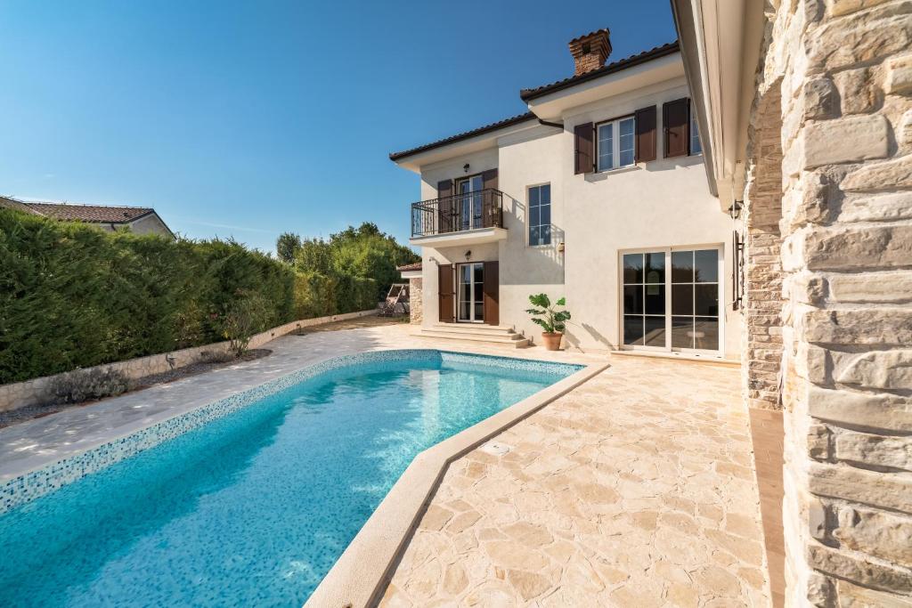 Bazén v ubytování Villa Kala-luxury villa, heated pool in a quiet area - by TRAVELER tourist agency Krk nebo v jeho okolí