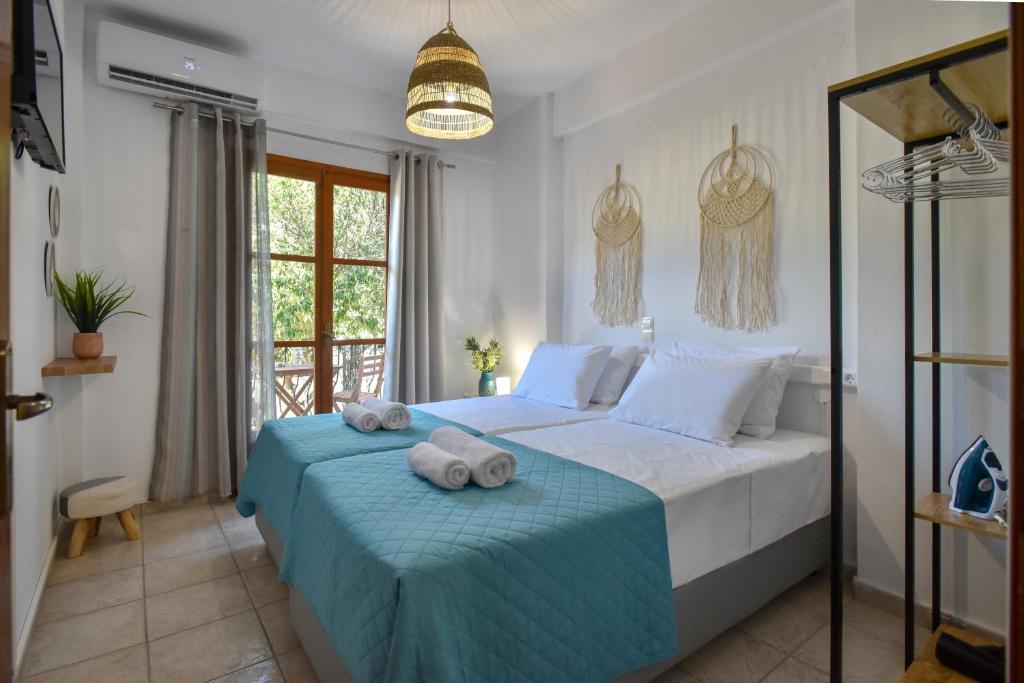 un dormitorio con una cama con dos animales de peluche en Eva Studios & Apartments, en Agia Pelagia