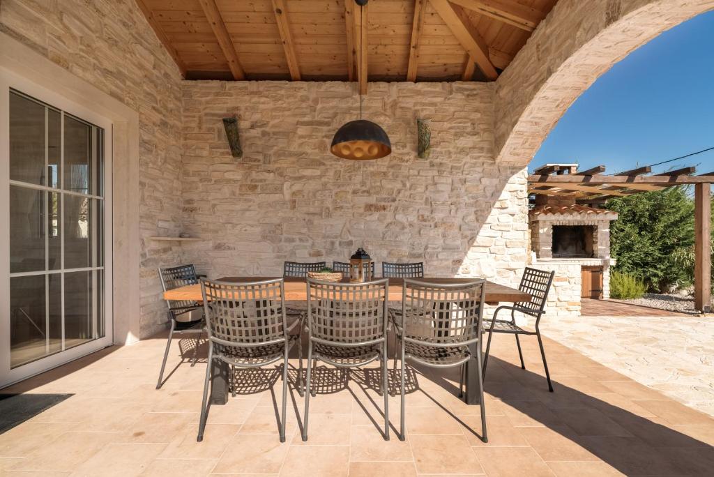 Patio nebo venkovní prostory v ubytování Villa Kala-luxury villa, heated pool in a quiet area - by TRAVELER tourist agency Krk