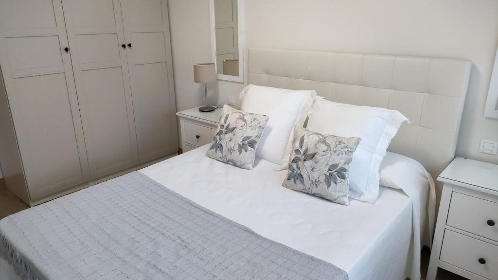 Postel nebo postele na pokoji v ubytování Apartamentos Boutique Arquera Golf I