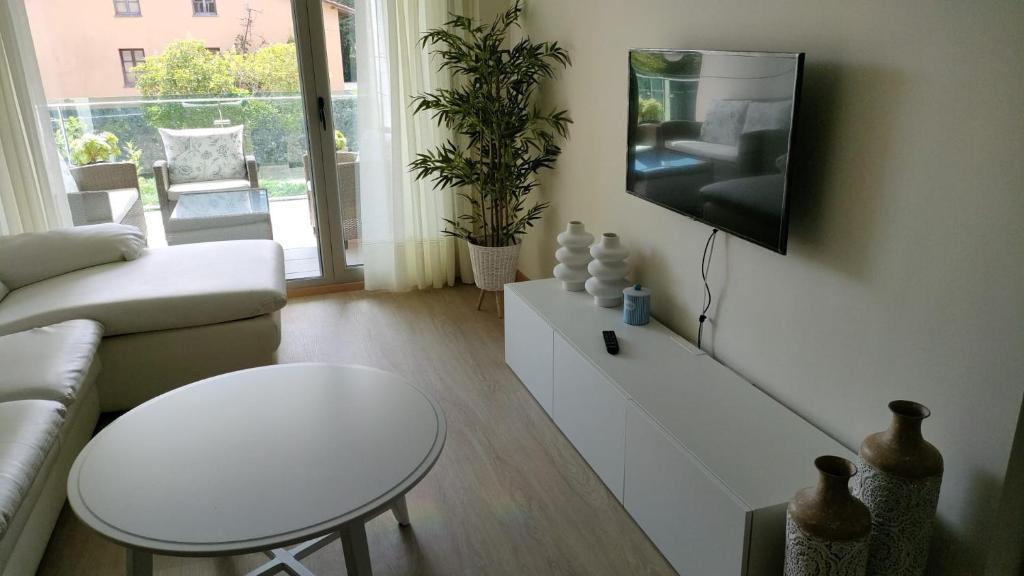 TV a/nebo společenská místnost v ubytování Apartamentos Boutique Arquera Golf I