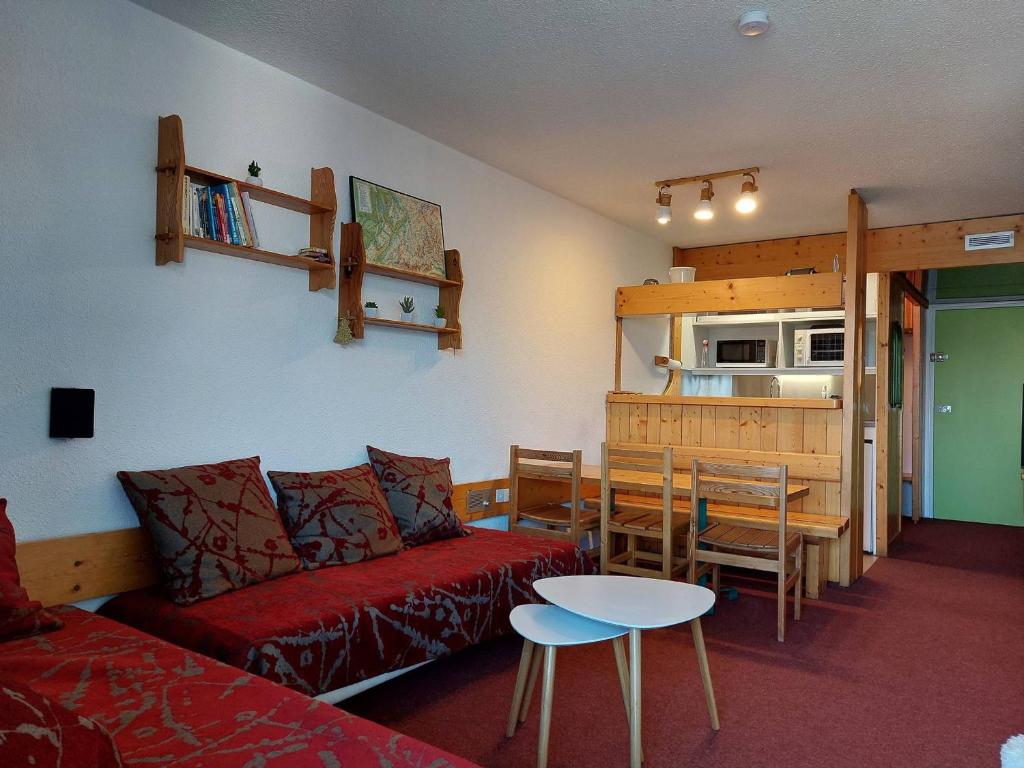 ein Wohnzimmer mit einem Sofa und einem Tisch in der Unterkunft Appartement Les Arcs 1800, 2 pièces, 5 personnes - FR-1-411-596 in Arc 1800
