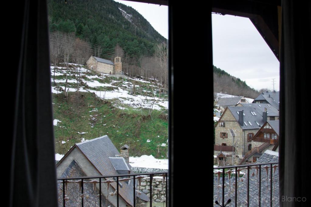 Vista generica sulle montagne o vista sulle montagne dall'interno dell'hotel