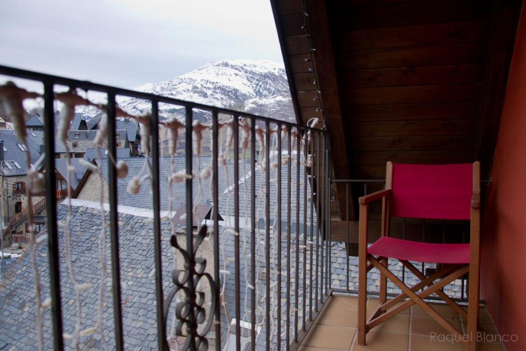 Vista generica sulle montagne o vista sulle montagne dall'interno dell'hotel