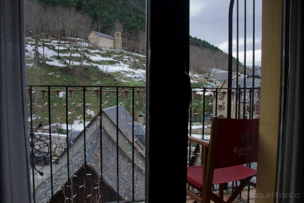 Vista generica sulle montagne o vista sulle montagne dall'interno dell'hotel