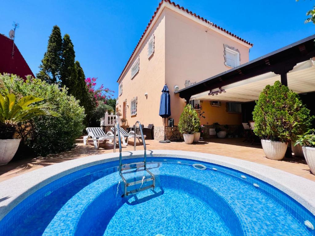 a swimming pool in front of a house at MAS NOU 2 in Castelló d'Empúries