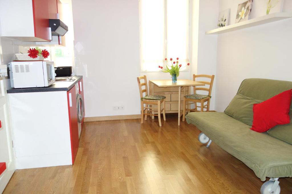 cocina y sala de estar con sofá y mesa en Apartment Palais de France, en Niza