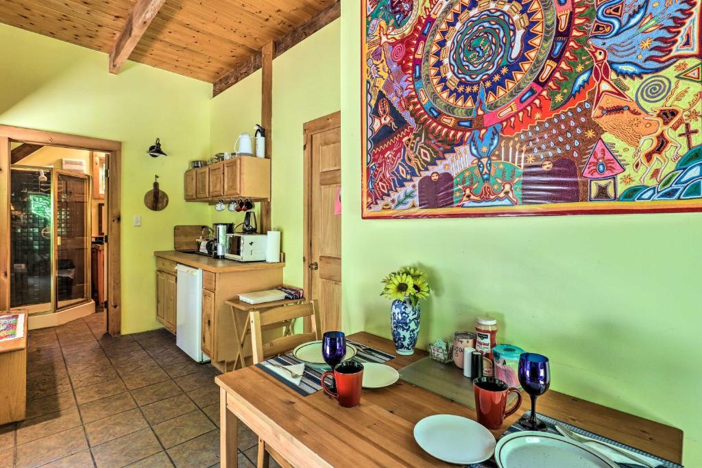 Dapur atau dapur kecil di Pet-Friendly Leicester Mountain View Escape