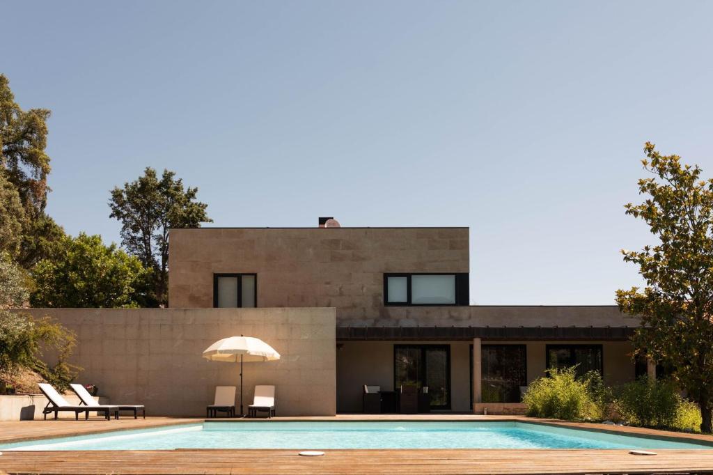 uma casa com uma piscina em frente em Villa Medroa em Faia