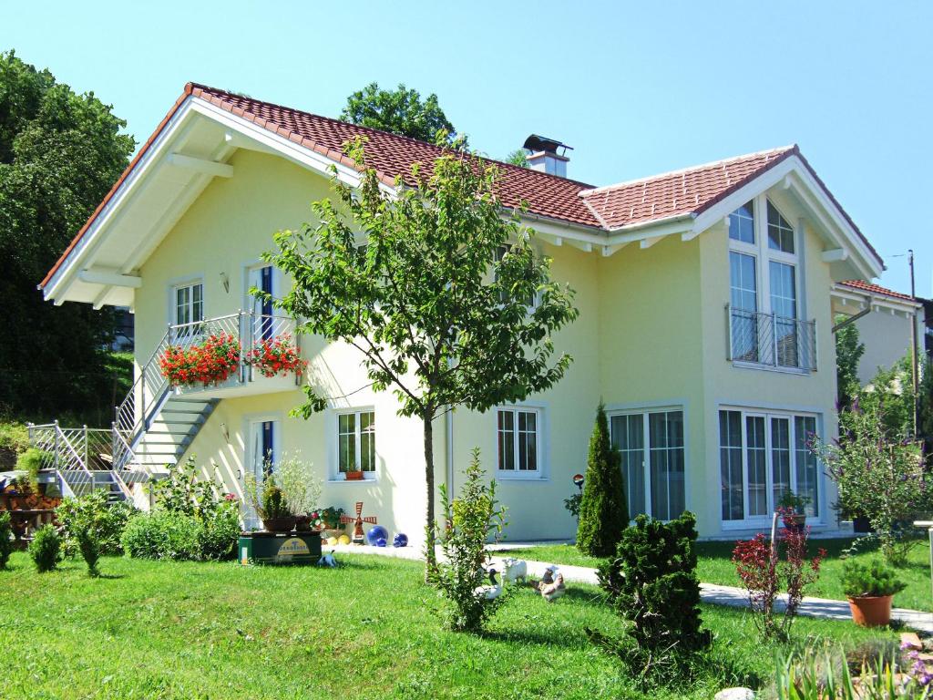 a small white house with a yard at Ferienwohnung Schmidt in Aschau im Chiemgau
