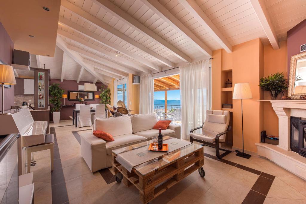 un soggiorno con divano e camino di Panoramic view!Penthouse 120qm of sea & mountain a Loutra Edipsou