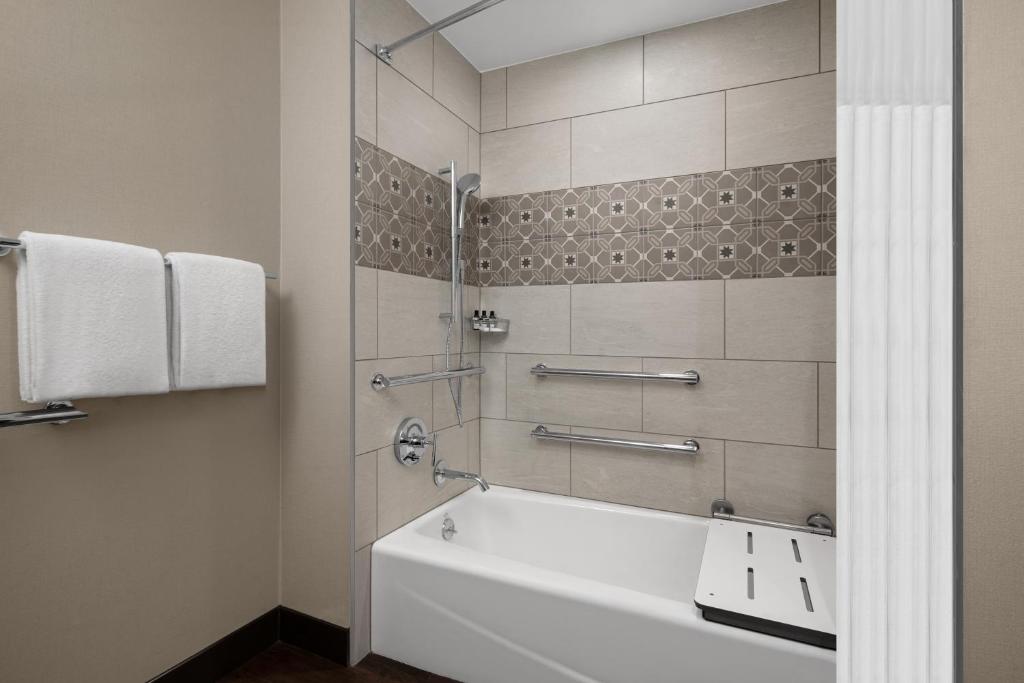 Hyatt Regency Westlake - King Room With Accessible Tub - Disability Access