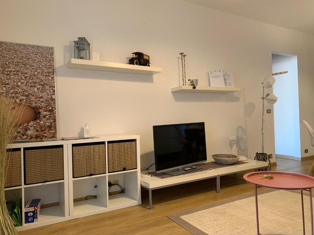 salon z telewizorem na stole w obiekcie CLO APARTMENT w mieście Toscolano Maderno