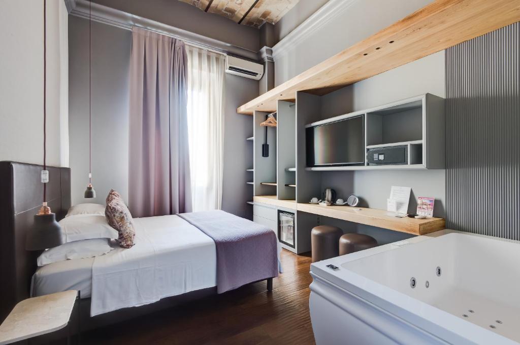ein Schlafzimmer mit einem Bett und einer Badewanne. in der Unterkunft New Design St.Peter in Rom