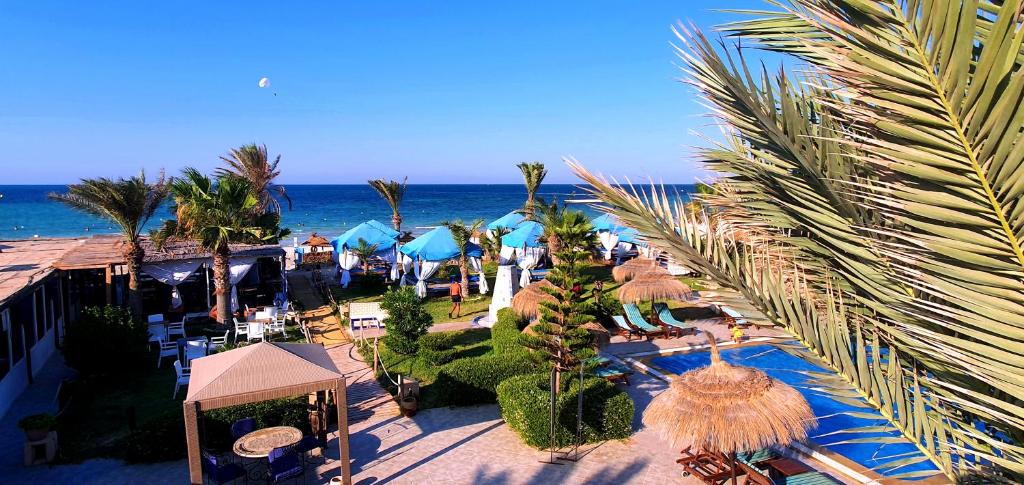 uma vista aérea de um resort com o oceano em Hotel de charme et SPA Dar El Bhar em Mezraya