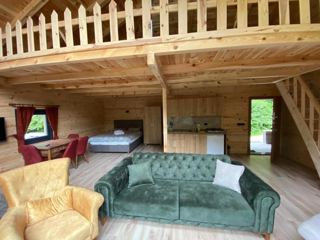 a living room with a green couch and a bedroom at AYDER Levut Dağ Evi in Ayder Yaylasi