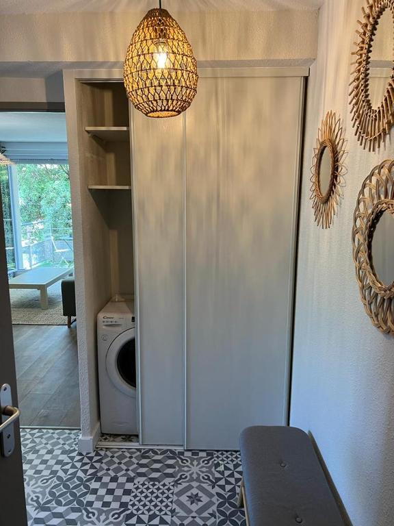 a laundry room with a washing machine and a mirror at Résidence Océane Appartement Nature in Albi