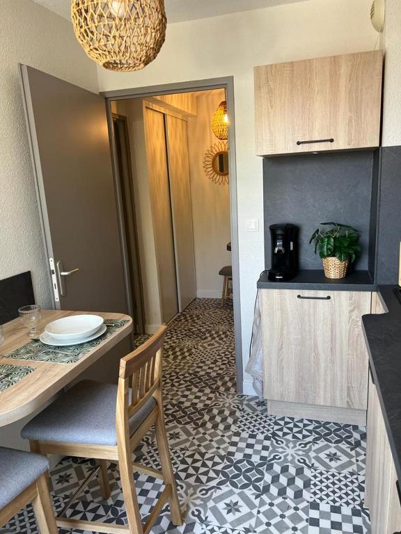 a kitchen with a table and a floor in a room at Résidence Océane Appartement Nature in Albi