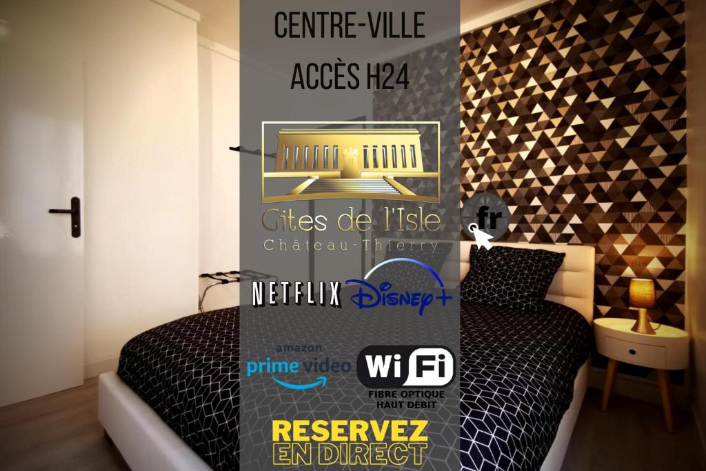 um quarto com uma cama com uma placa na parede em Gîtes de l'isle Centre-Ville - WiFi Fibre - Netflix, Disney, Amazon - Séjours Pro em Château-Thierry