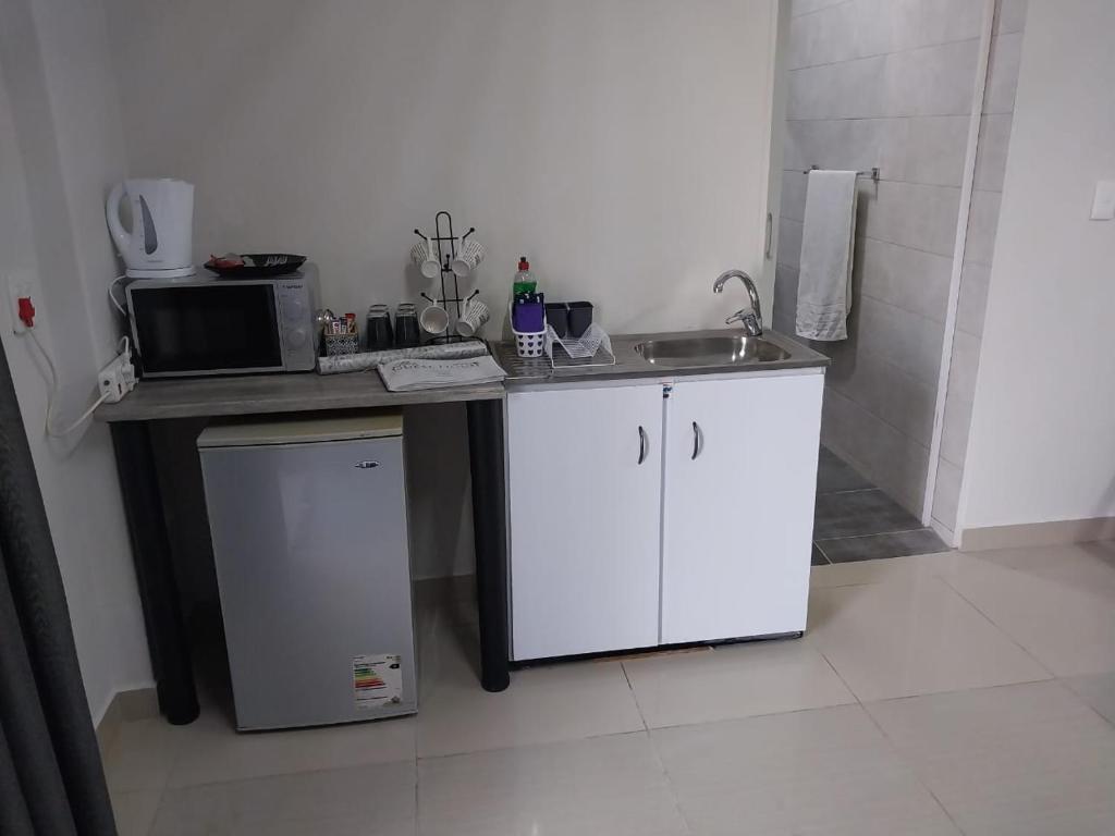 The Guesthouse Klerksdorp的厨房或小厨房