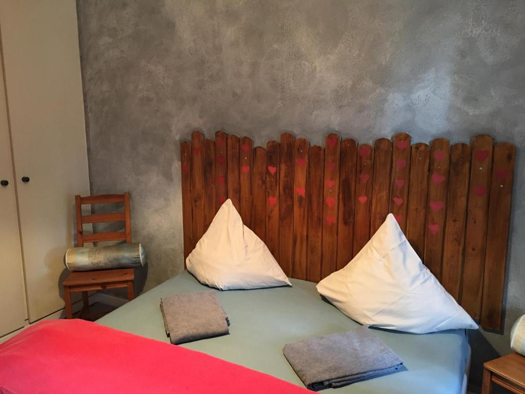 una camera con un letto con due cuscini sopra di Gite Saint Florent Studio Apartment Parking Gratuit a Strasburgo